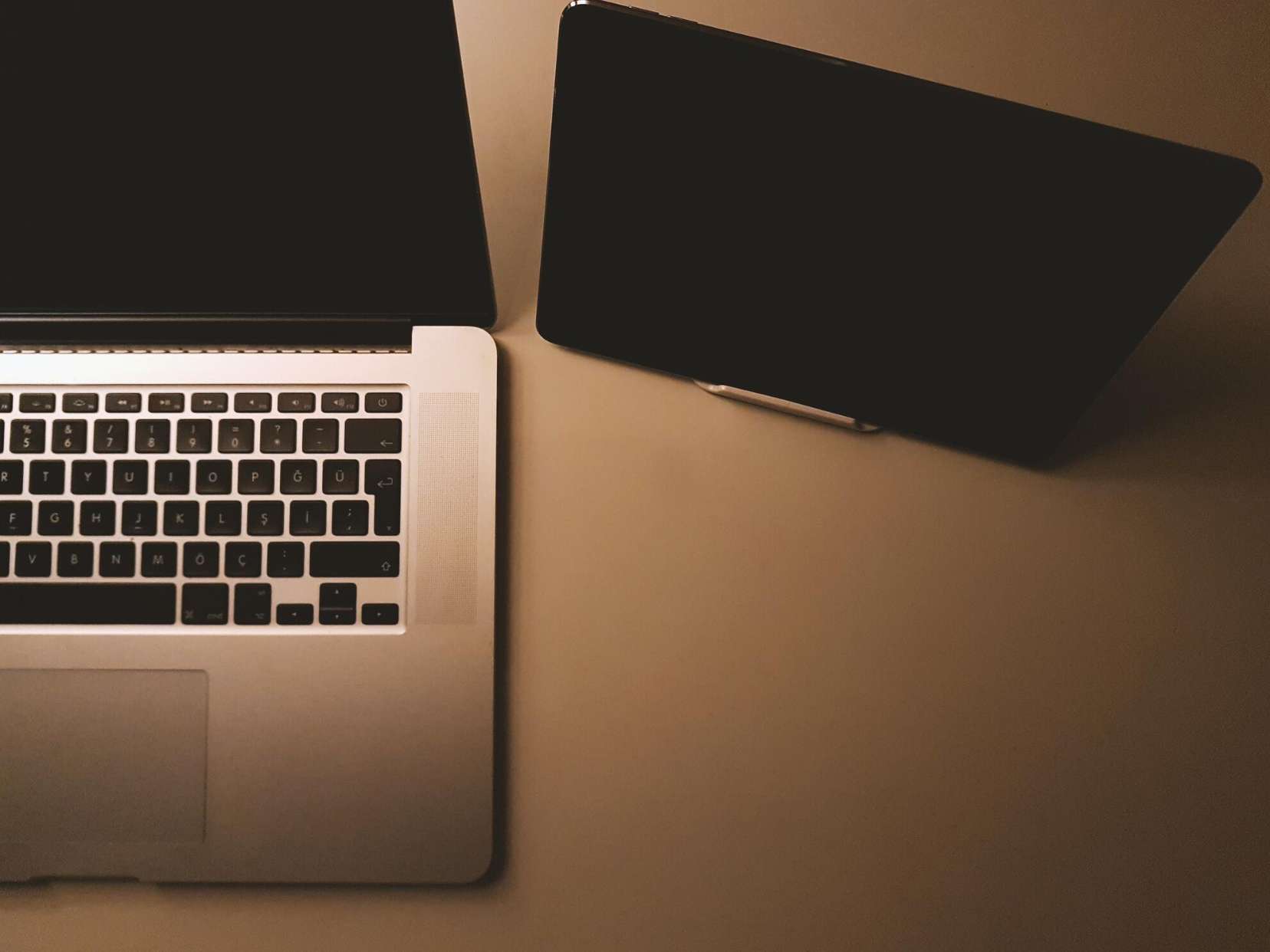 apple-devices-computer-contemporary-205505
